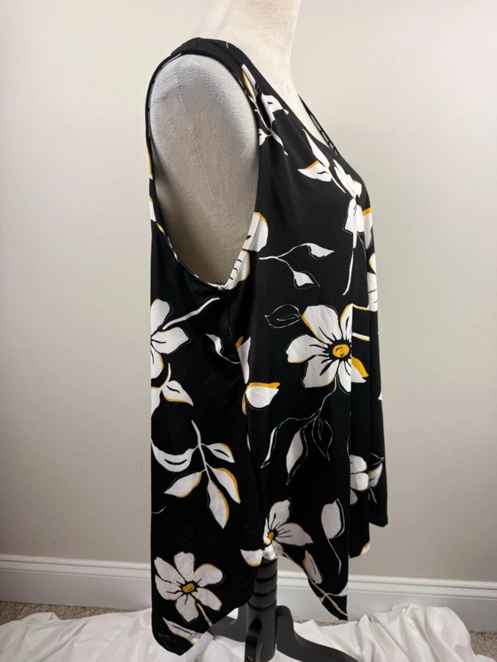 Jules & Leopold Black Tunic with White and Yellow Floral print size 1X